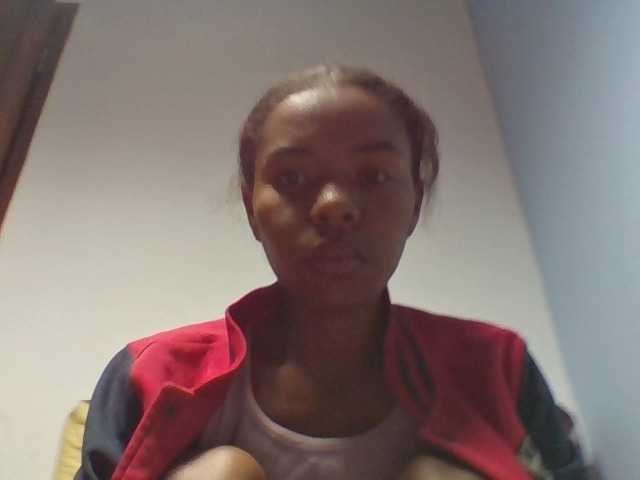 Emelie1a live cam on BongaCams
