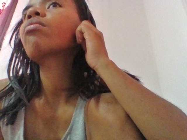 Emelie1a live cam on BongaCams