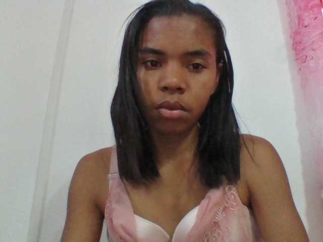 Emelie1a live cam on BongaCams