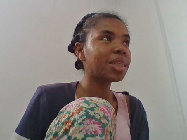 Emelie1a live cam on BongaCams