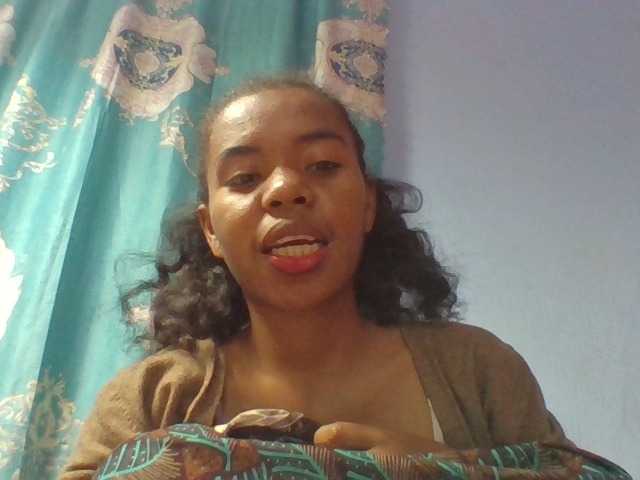 Emelie1a live cam on BongaCams