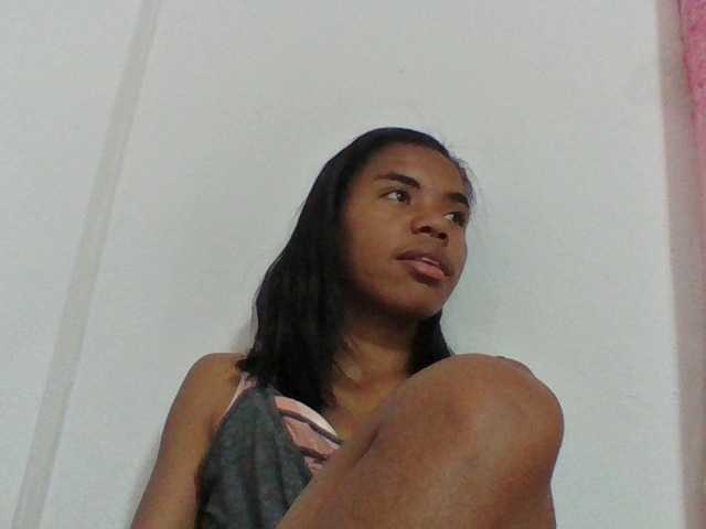 Emelie1a live cam on BongaCams