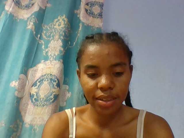 Emelie1a live cam on BongaCams