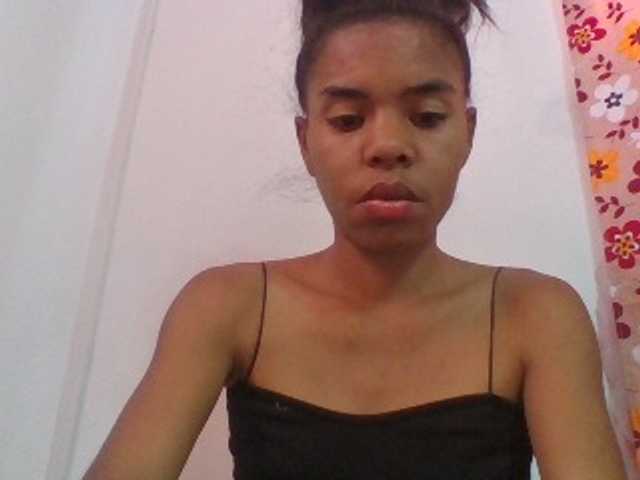 Emelie1a live cam on BongaCams