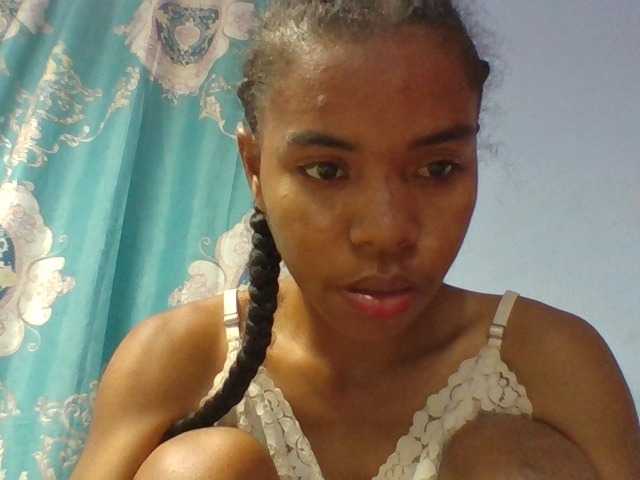 Emelie1a live cam on BongaCams