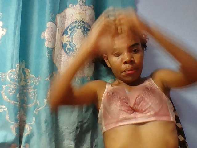 Emelie1a live cam on BongaCams
