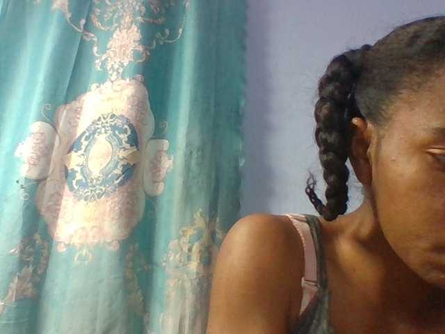Emelie1a live cam on BongaCams