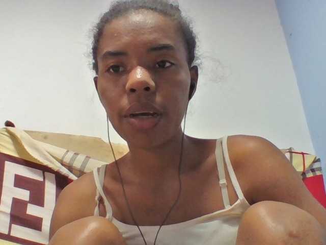 Emelie1a live cam on BongaCams