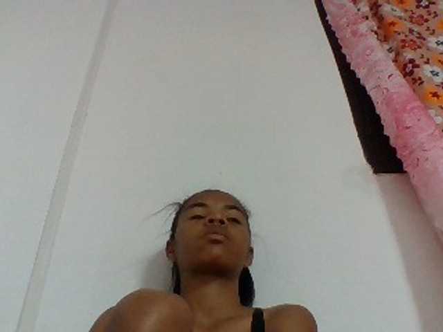 Emelie1a live cam on BongaCams