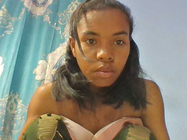 Emelie1a live cam on BongaCams