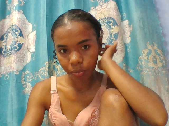 Emelie1a live cam on BongaCams