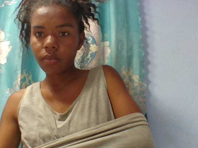 Emelie1a live cam on BongaCams