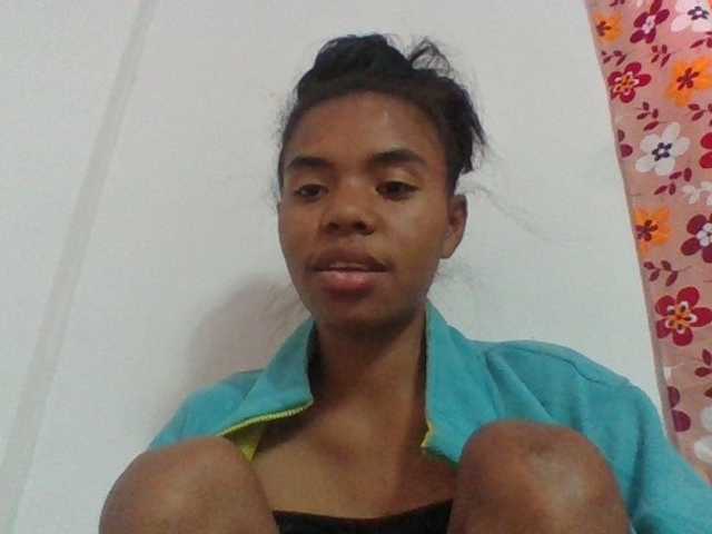 Emelie1a live cam on BongaCams