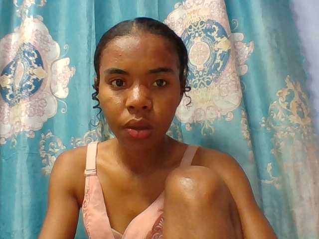 Emelie1a live cam on BongaCams