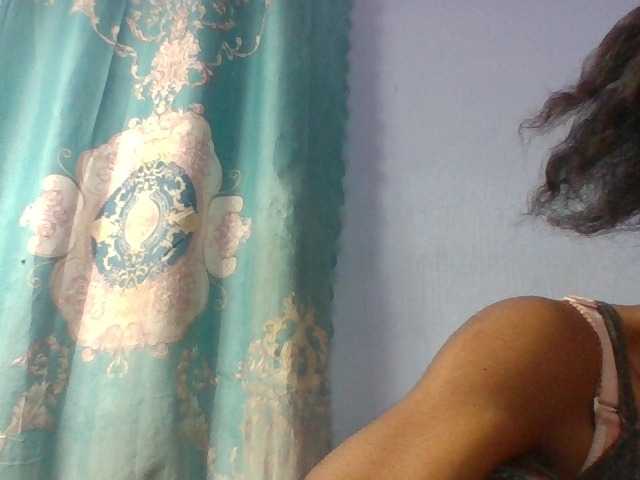 Emelie1a live cam on BongaCams