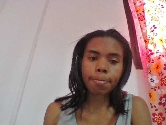 Emelie1a live cam on BongaCams