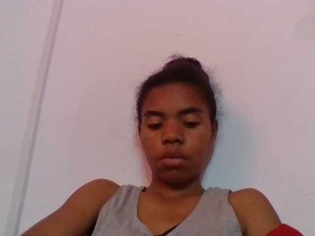 Emelie1a live cam on BongaCams