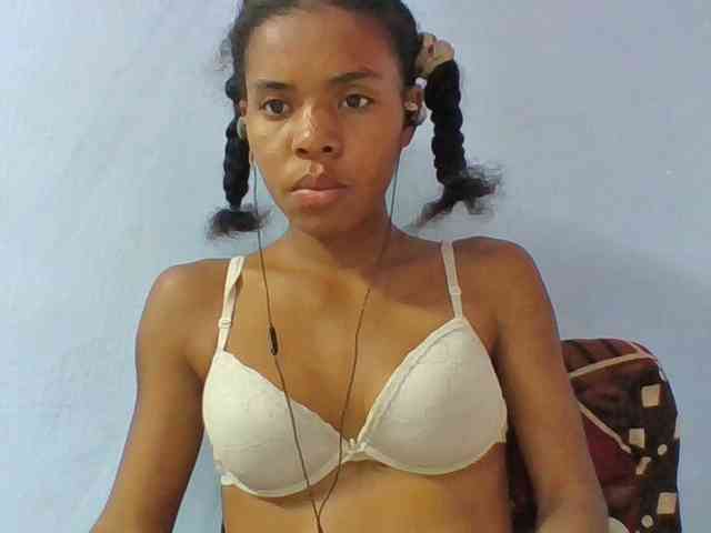 Emelie1a Live Webcam on BongaCams