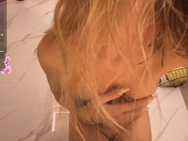 TastyVeni live cam on BongaCams