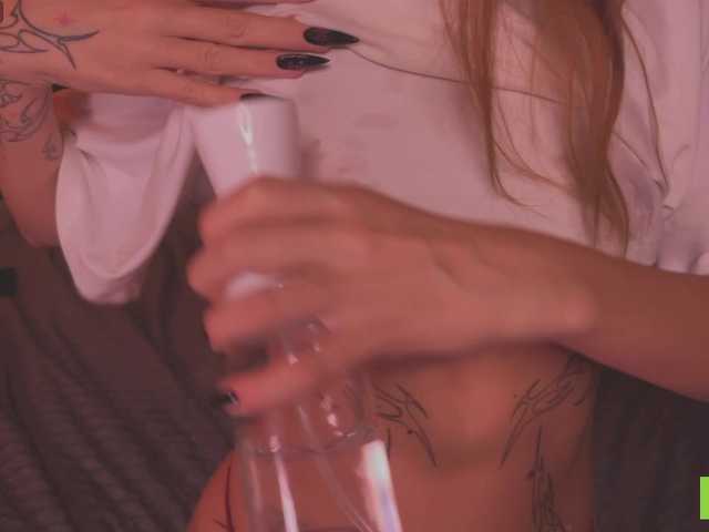 TastyVeni live cam on BongaCams