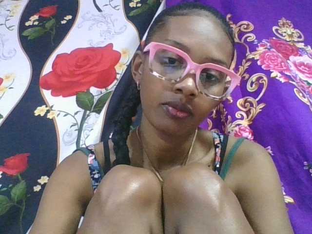 ninie1a live cam on BongaCams
