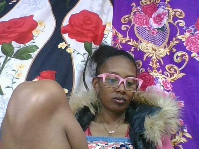 ninie1a live cam on BongaCams