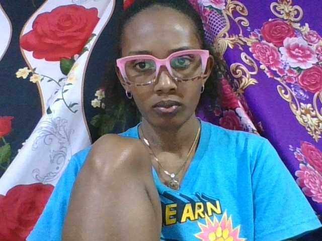 ninie1a live cam on BongaCams