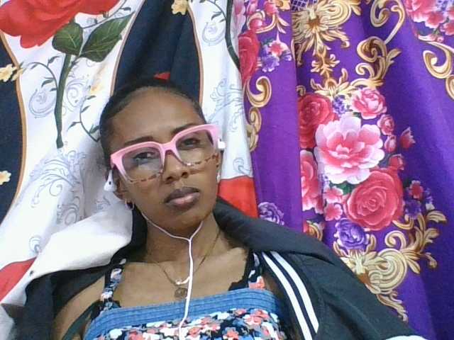 ninie1a live cam on BongaCams