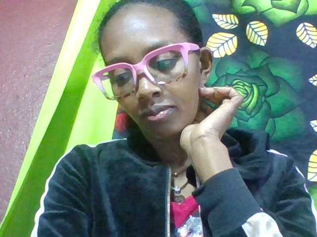ninie1a live cam on BongaCams