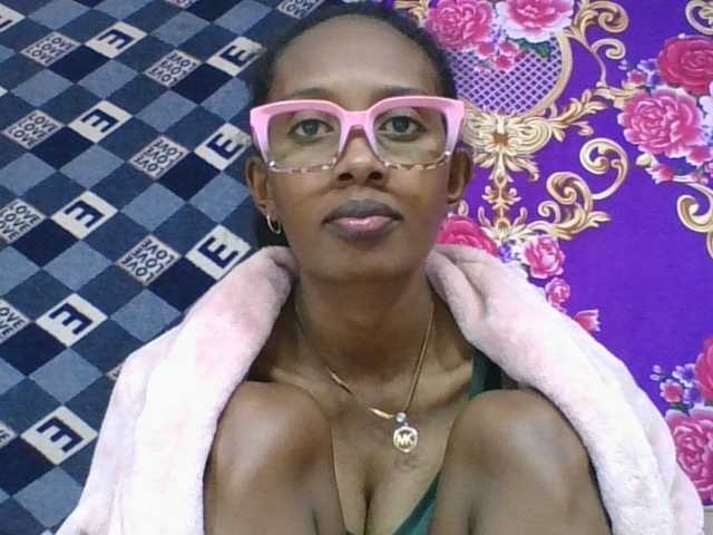 ninie1a live cam on BongaCams