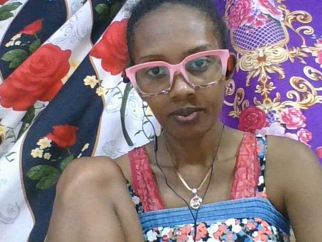 ninie1a live cam on BongaCams