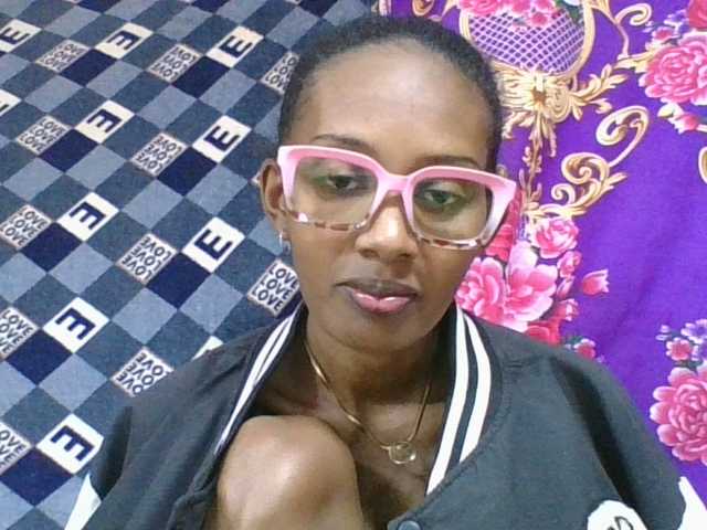 ninie1a live cam on BongaCams