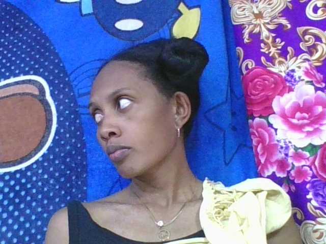 ninie1a live cam on BongaCams