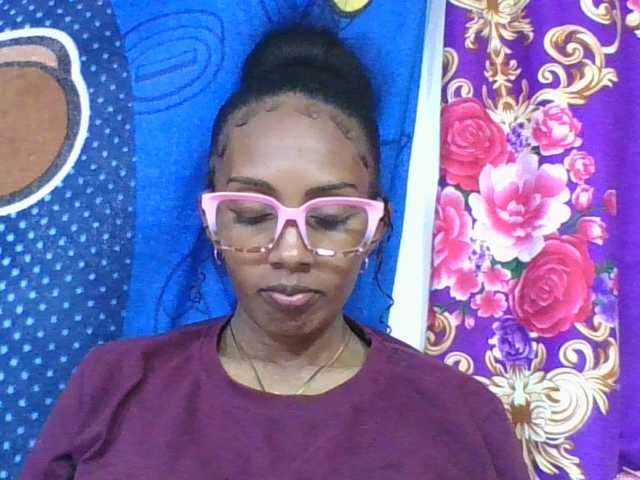 ninie1a live cam on BongaCams