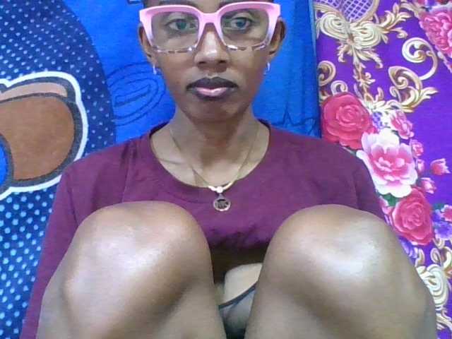 ninie1a live cam on BongaCams