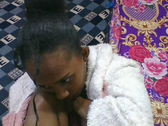 ninie1a live cam on BongaCams