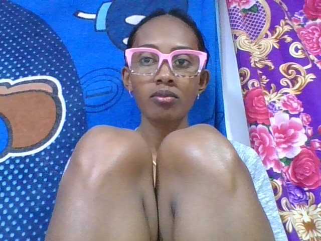 ninie1a live cam on BongaCams