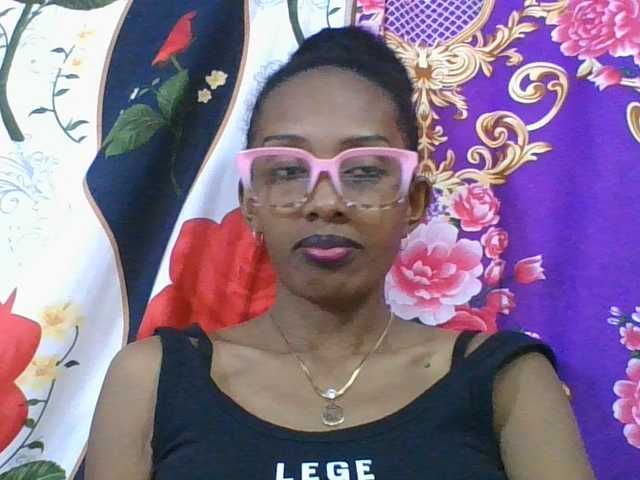 ninie1a live cam on BongaCams