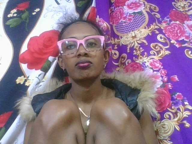 ninie1a live cam on BongaCams