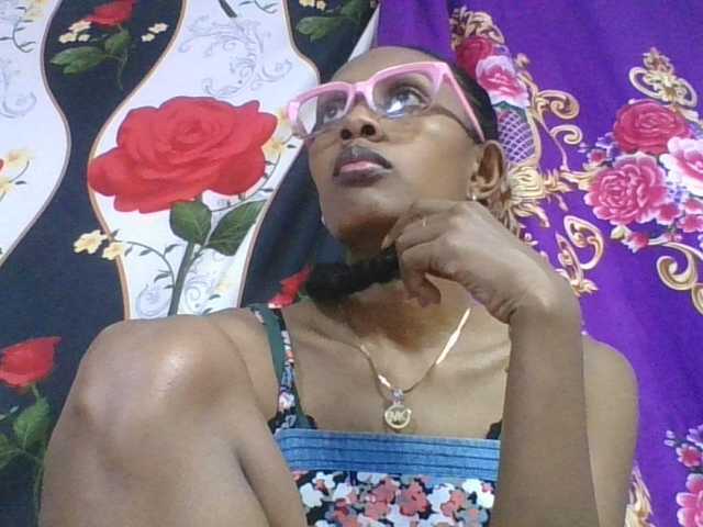 ninie1a live cam on BongaCams