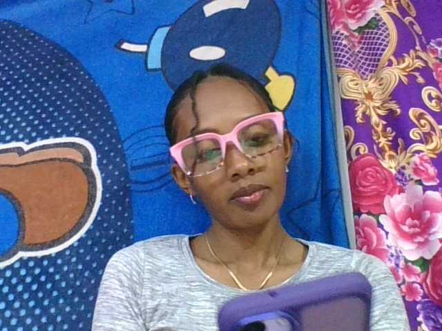 ninie1a live cam on BongaCams