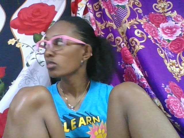 ninie1a live cam on BongaCams