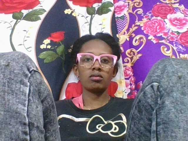 ninie1a live cam on BongaCams