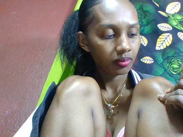 ninie1a, en directo ahora en BongaCams