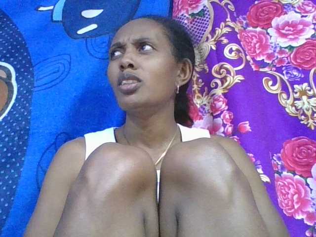 le modèle ninie1a est en webcam porno dans un show sur le site bongacams, il possède les tags suivants: Ebony,Brunette,Shaved
