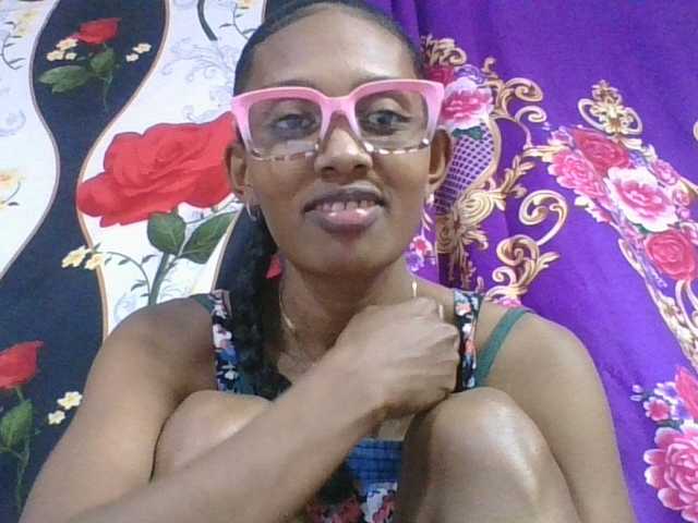 ninie1a live cam on BongaCams