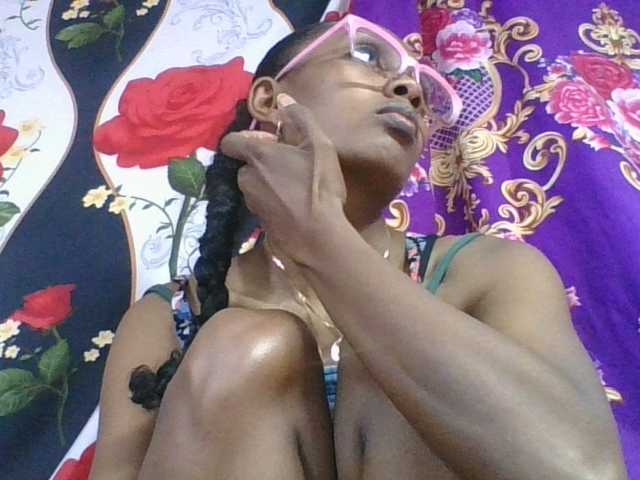 ninie1a live cam on BongaCams