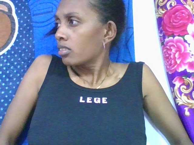 ninie1a live cam on BongaCams