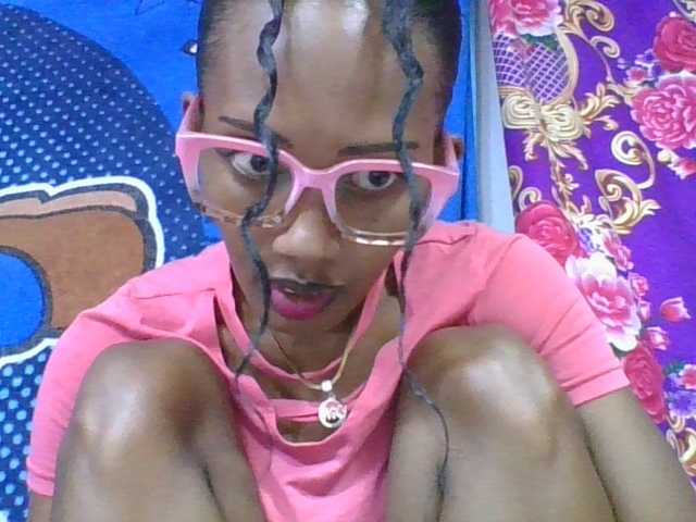 ninie1a live cam on BongaCams