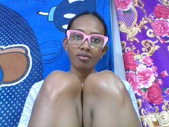 ninie1a live cam on BongaCams